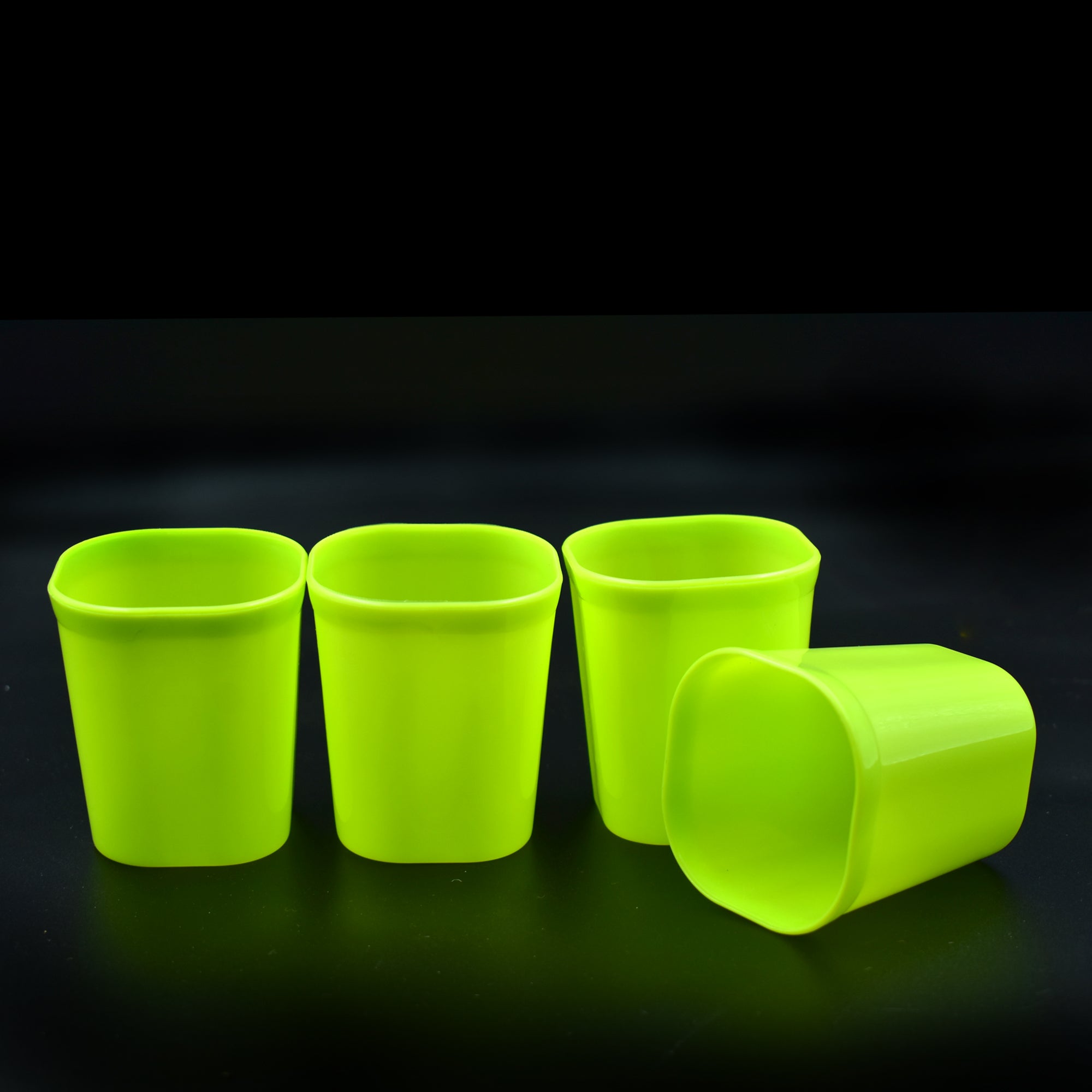Plastic drinking glasses, set of 4, ideal for daily use. Plastic drinking glasses, set of 4, ideal for daily use.